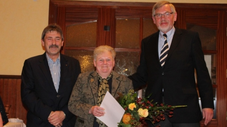 Joachim Konietzko mit Frauke Schütt und Bürgermeister Horst H. Krebs